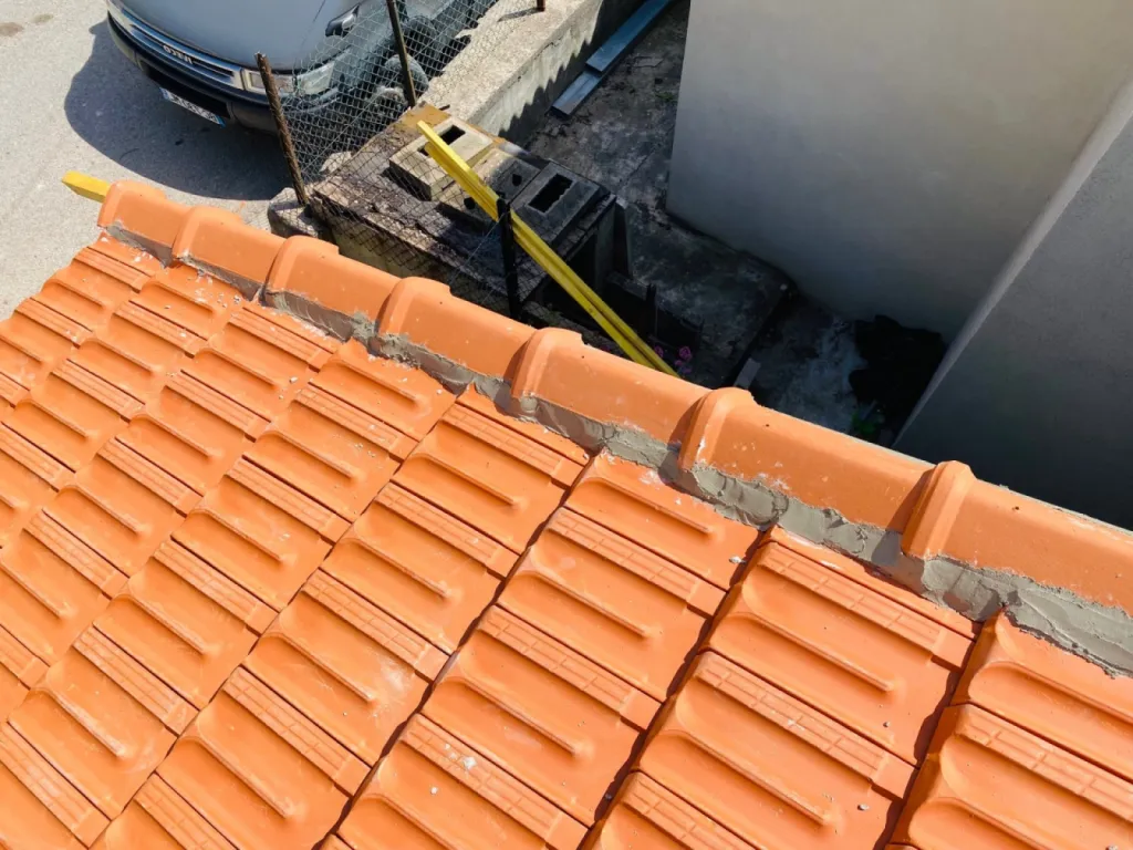 Réfection d’une toiture en tuiles plates de Marseille sur Port de Bouc près de Martigues