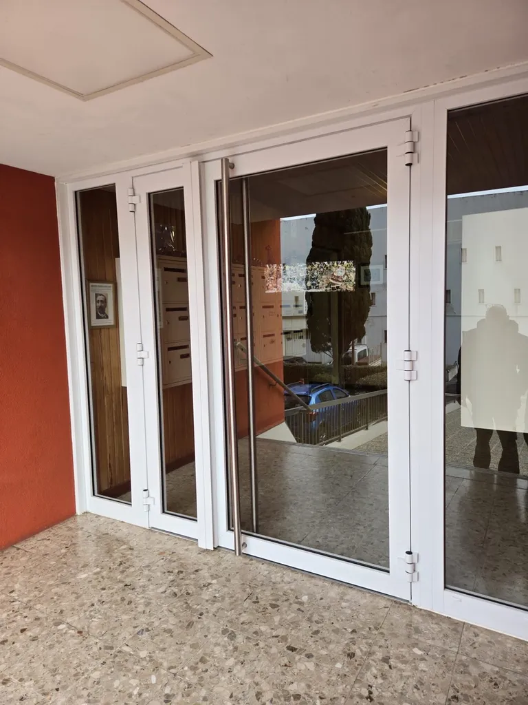 Remplacement de porte d'immeuble ou de commerce Kline en aluminium sur Martigues