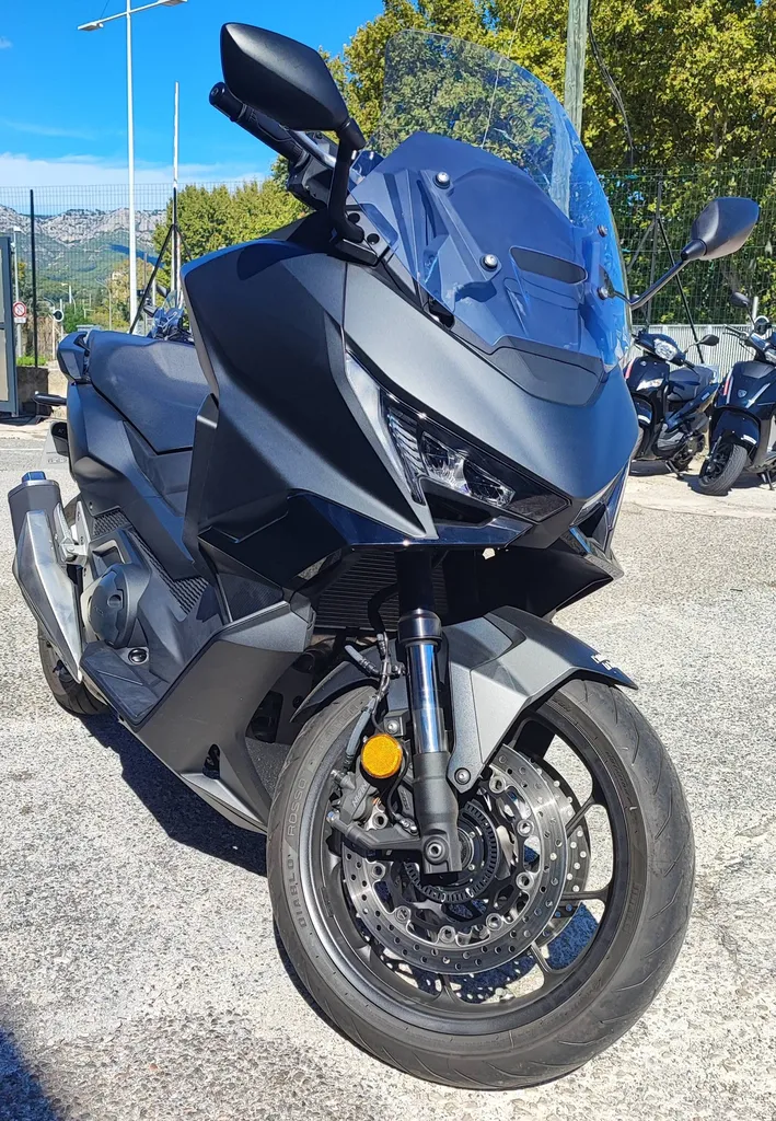 HONDA FORZA 750 DU 01/2025 AVEC 700 KM
