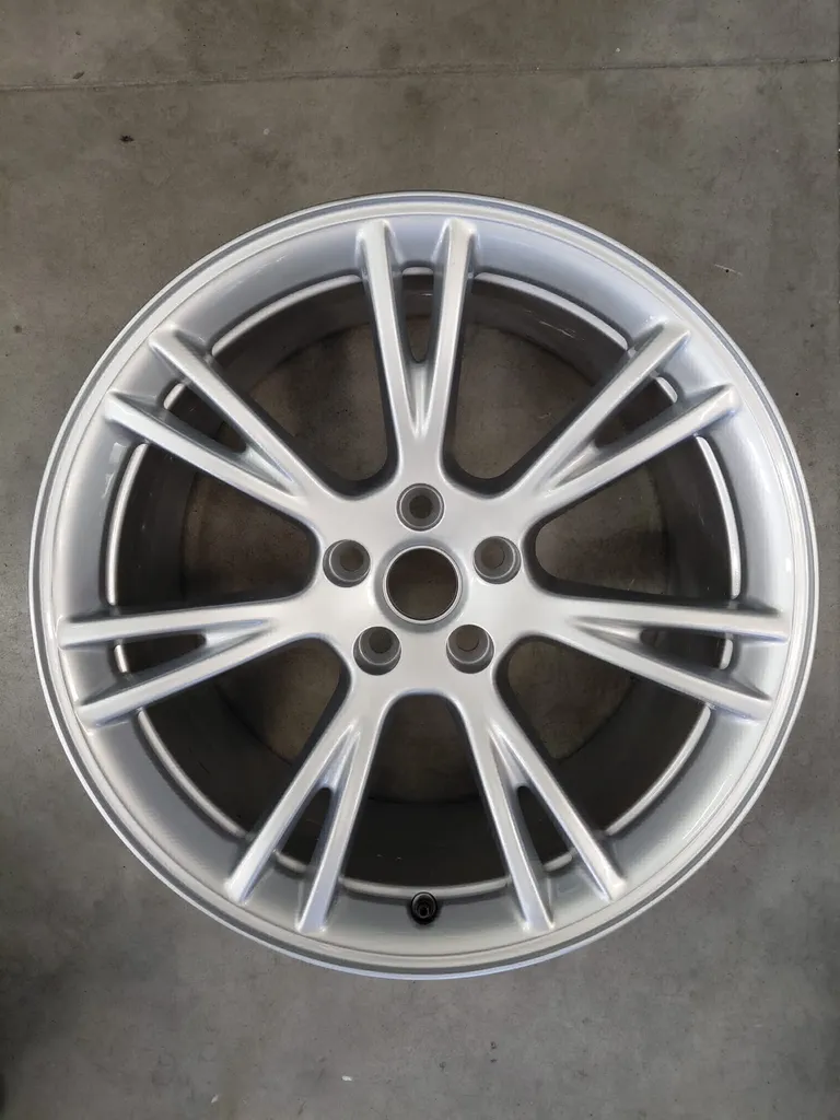 Réparation jante Tesla avec Ajout de matière Aluminium sur Limonest