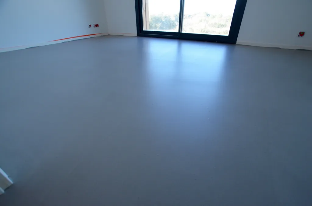 SOL EN BÉTON CIRÉ COULE AVEC UNE CHAPE MINCE FIBRE TEINTE A GEMENOS 13