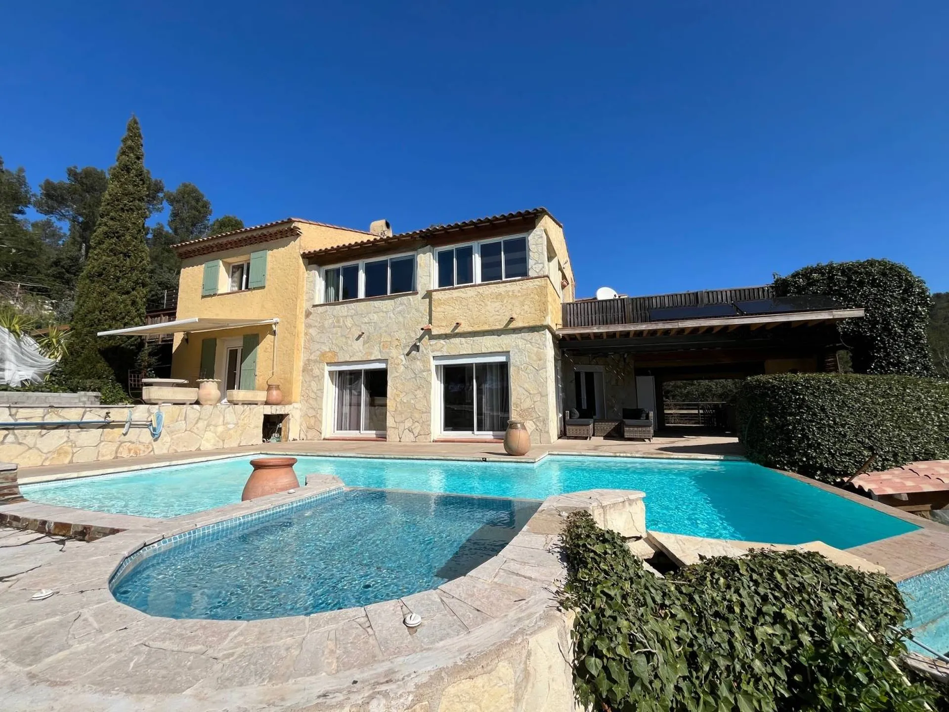 Propriété Roquefort la Bedoule Quartier du Petit Rouvière environnement calme et boisé, terrain de 5 840m² avec piscine à débordement