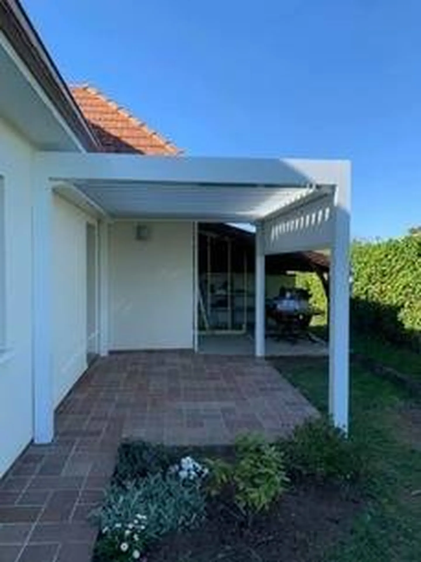 Construction d’une pergola moderne à toit plat avec stores intégrés à Martigues