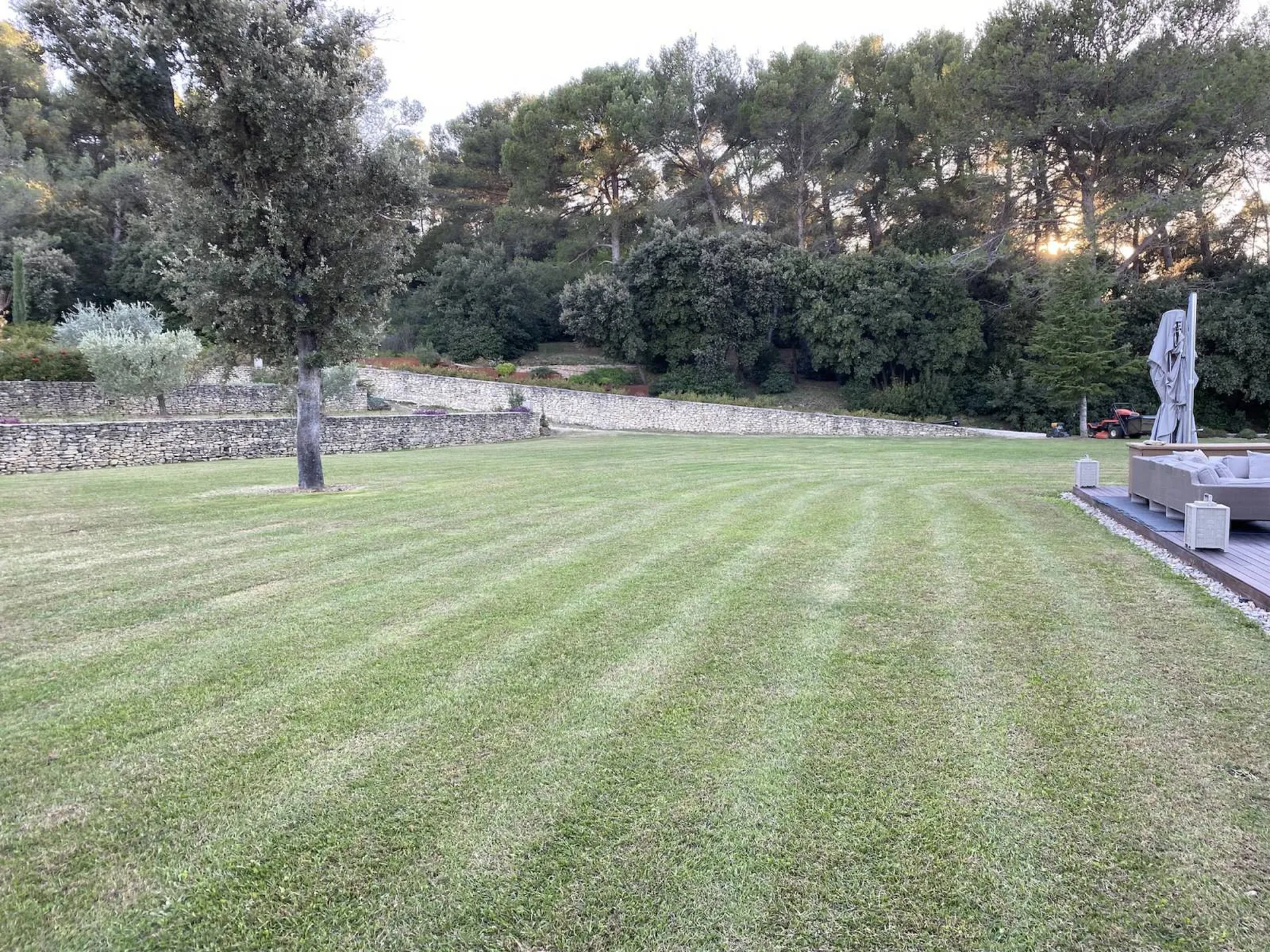 Paysagiste professionnel pour l'entretien de pelouses à Saint-Rémy-de-Provence, 13210, assurant un gazon verdoyant et sain au cœur des Alpilles