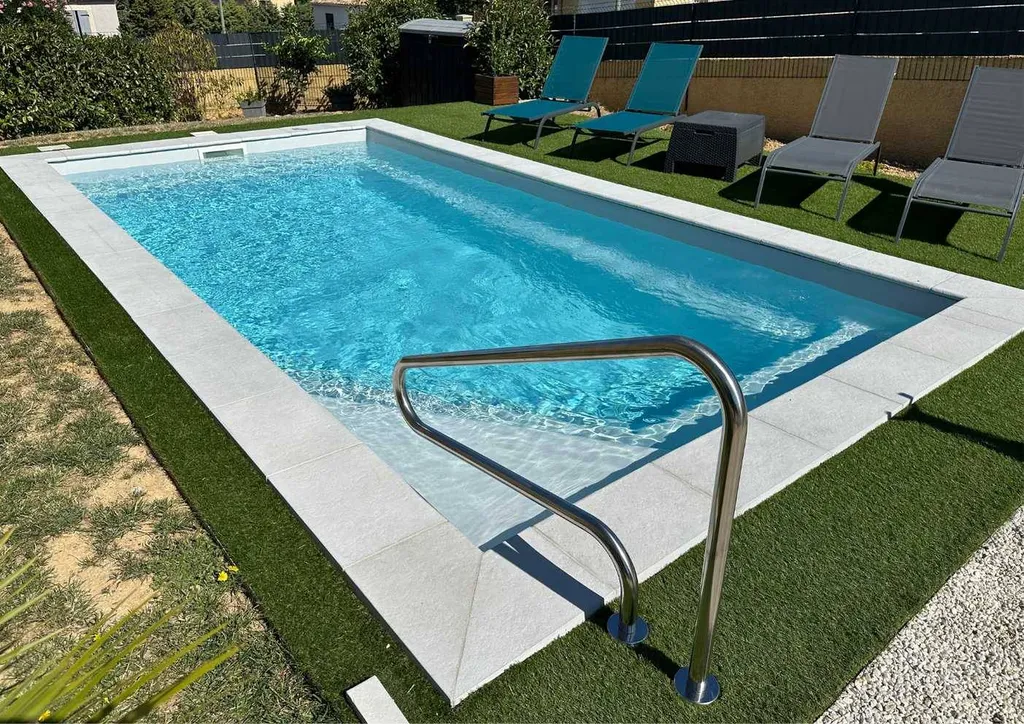piscine vue biais dans jardin