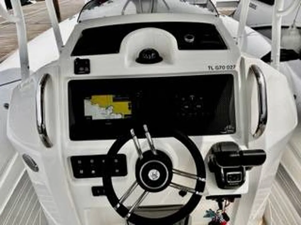 Location semi-rigide haut de gamme avec skipper à Bandol dans le Var : Fanal Libecciu 1000
