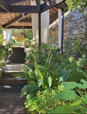Havre de Paix à Cotignac : Villa d'Architecte avec Jardin Arboré, Piscine et Vues Panoramiques, Élu Plus Beau Village de France