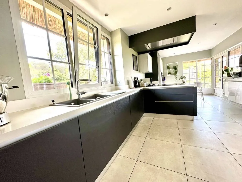 A saisir charmante chaumière de 221 m² édifiée sur un terrain de 5900 m² sur la commune de FRENEUSE 76410