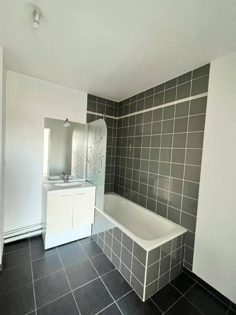 Appartement disposant d'un balcon et d'une place de parking couverte et sécurisée