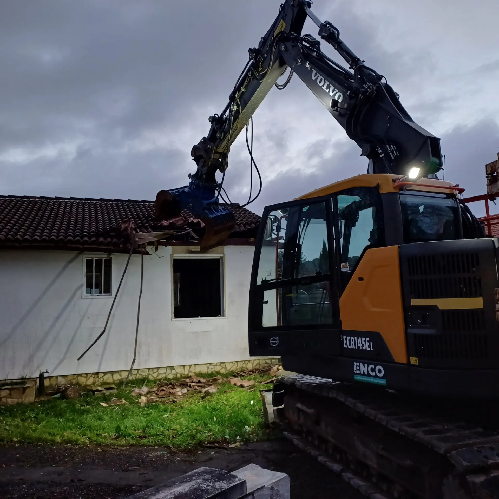 faire appel à un artisan sur le Bassin d'Arcachon pour faire démolir une maison pour reconstruction moderne . 