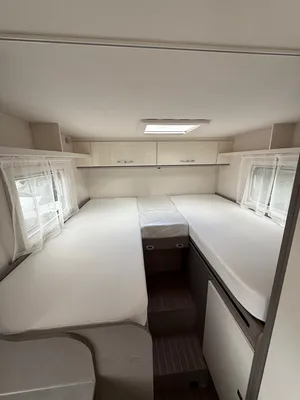 LITS JUMEAUX AVEC DE NOMBREUX RANGEMENTS
