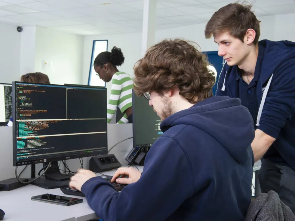 reportage photographique pour école d'enseignement supérieur salle informatique