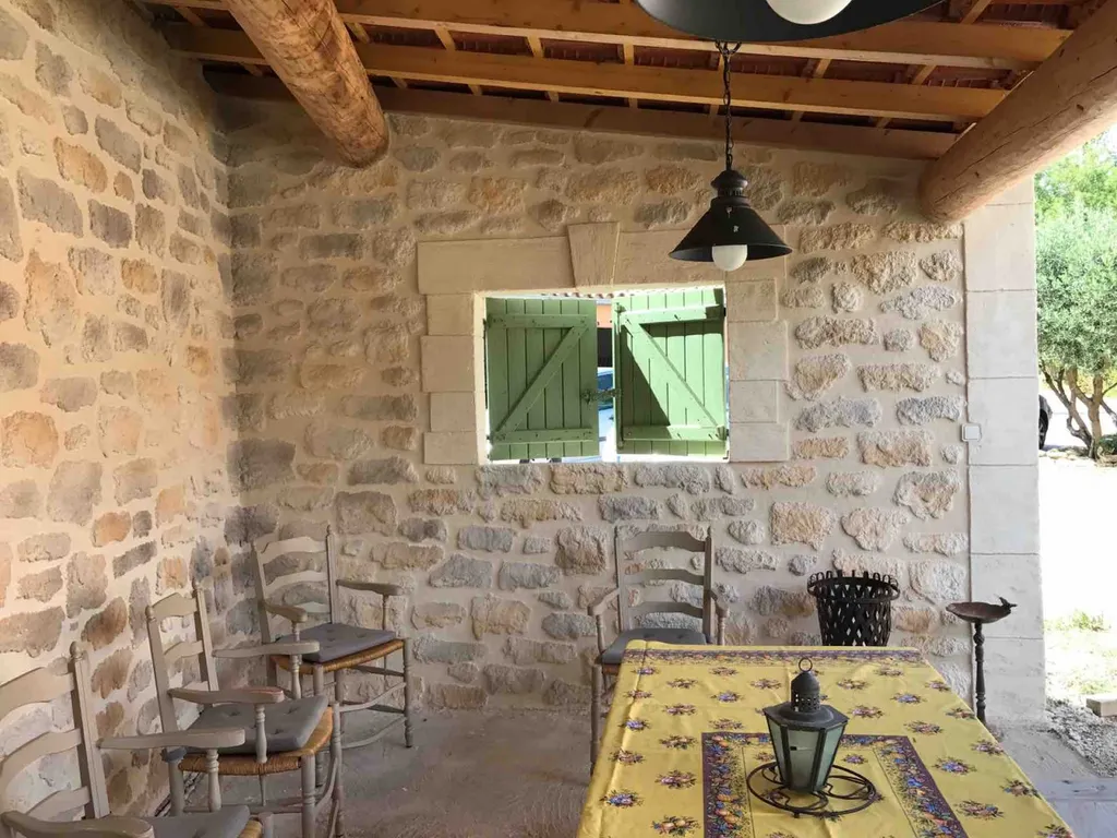 Décoration en pierre d’un Pool House sur Béziers 