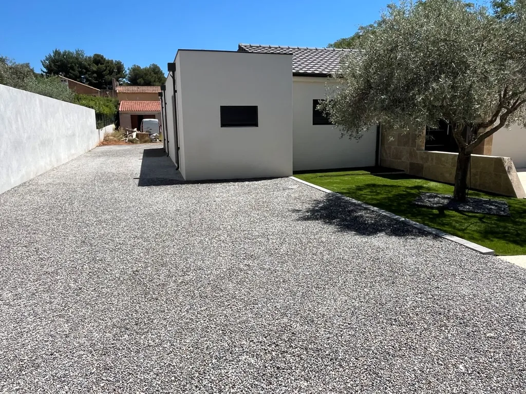Réalisation allée et parking en dalles stabilisatrices avec bordures pavé et pose d'un gazon synthétique à Vitrolles