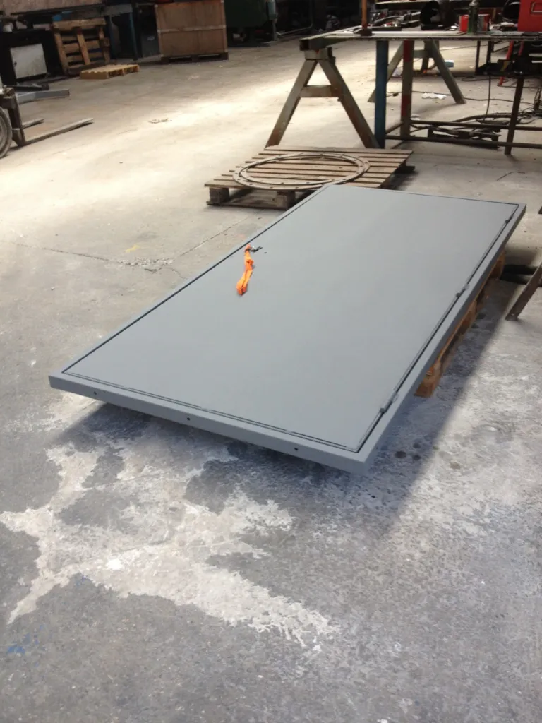 PORTE EN METAL SAUSSETS LES PINS 