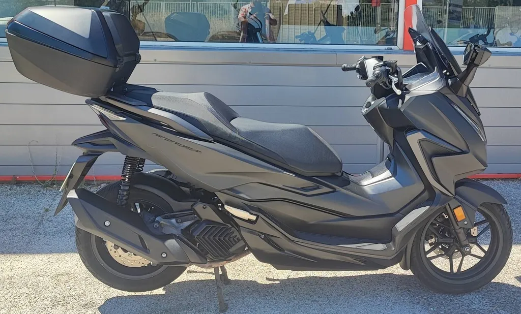 HONDA FORZA 125 TOP BOX DU 04/2022 AVEC 29000 KM