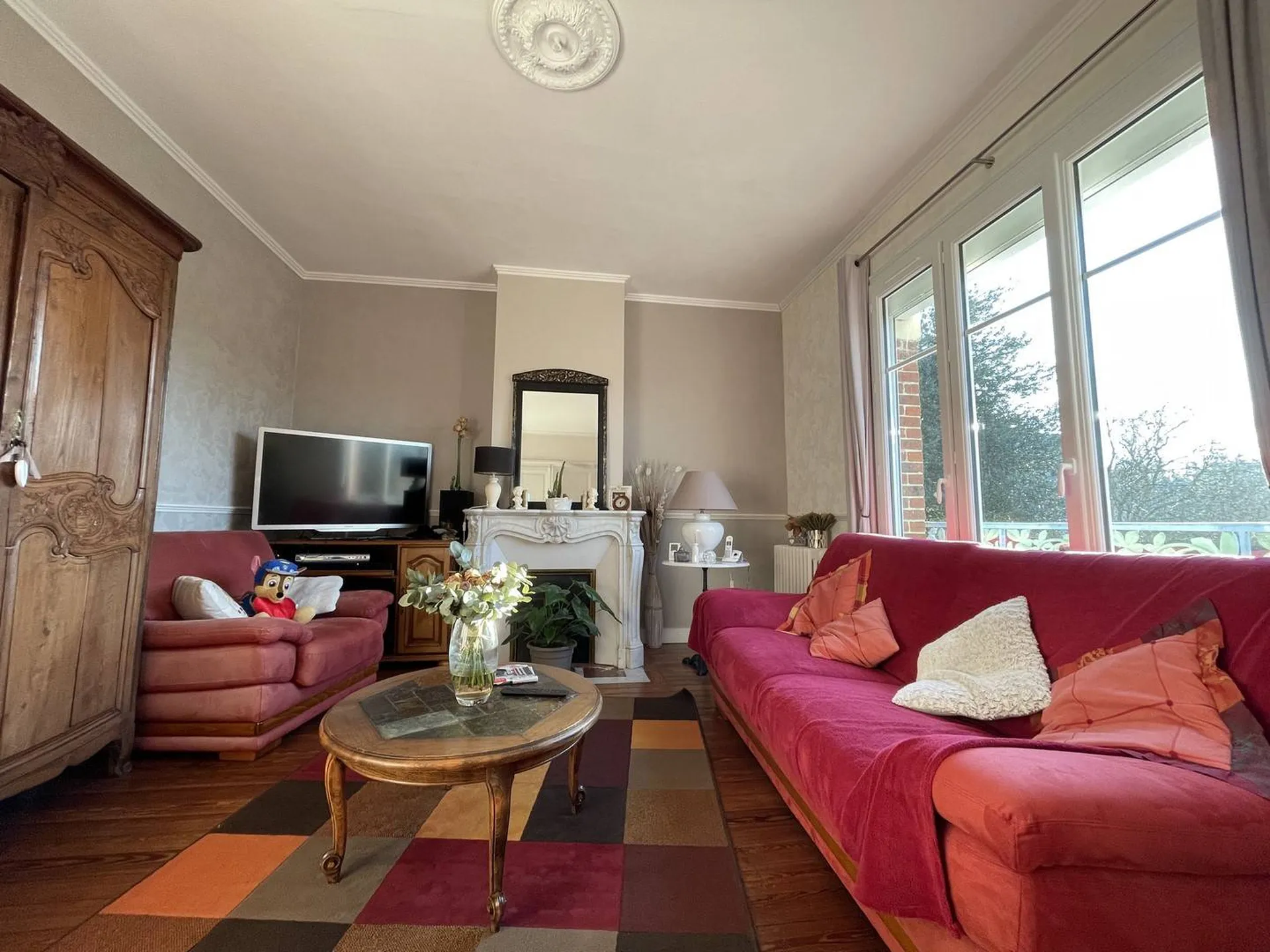 **Immobilier à vendre** : Deuxième étage comprenant une chambre et deux greniers aménageables.