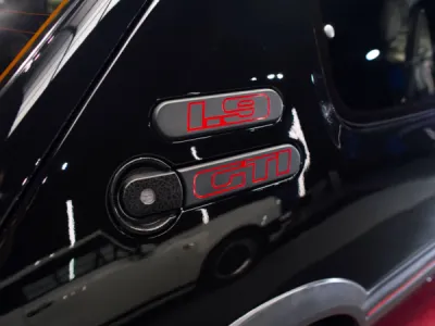 Revivez l'Éclat de votre 205 GTI avec Gloss Obsession près de Vannes : Polissage, Traitement Céramique et Plus.