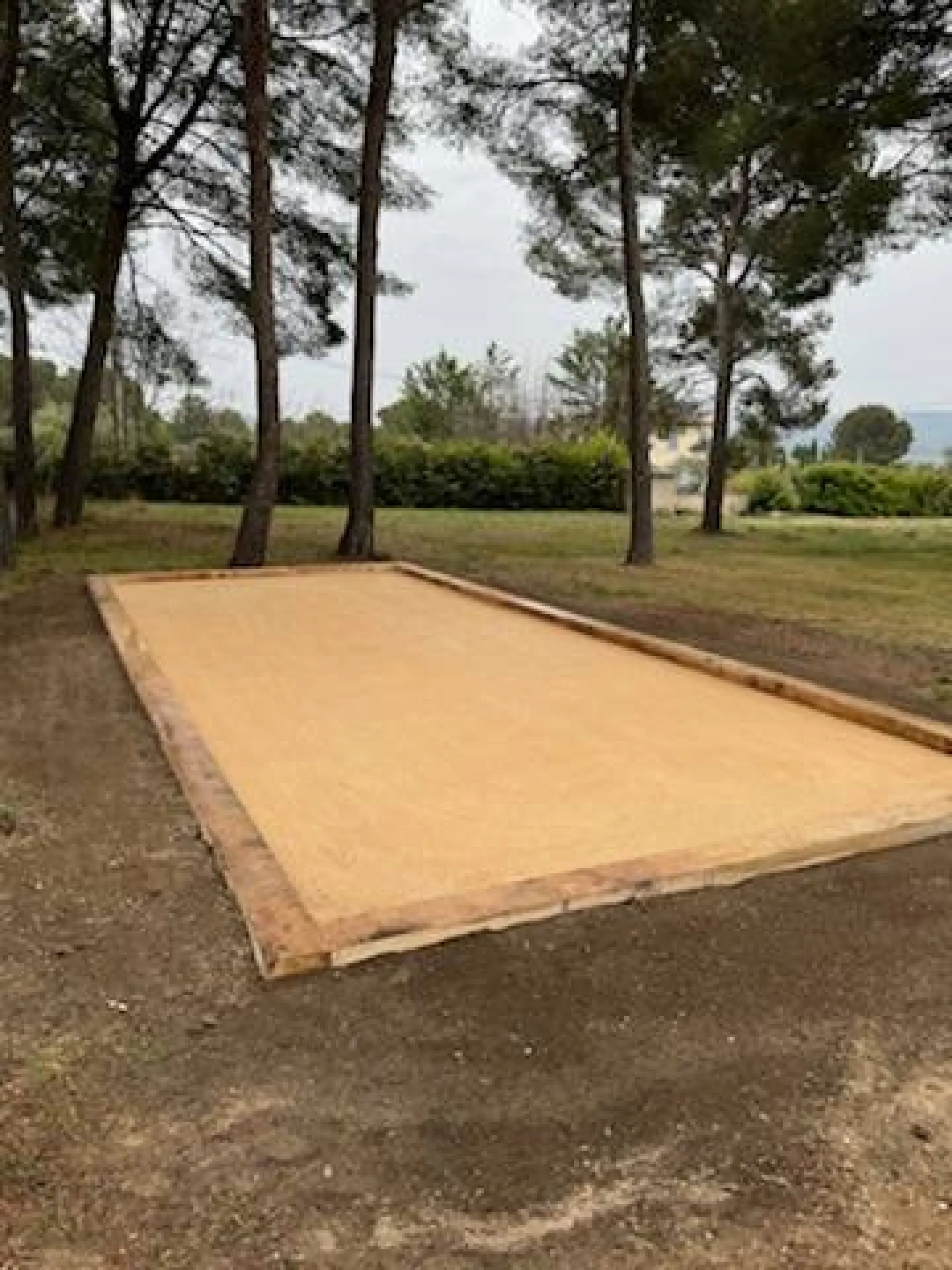 Création d’un terrain de pétanque sous une pinède pour une maison à Velaux Création d’un terrain de pétanque sous une pinède pour une maison à Velaux