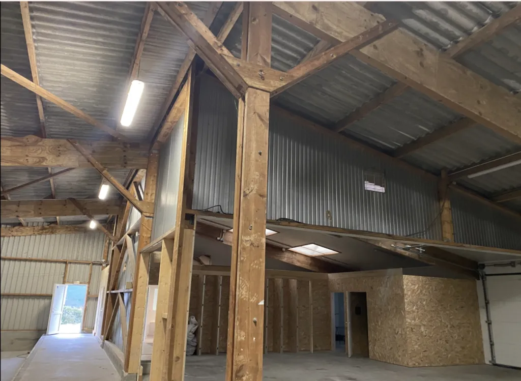 VERSON - A LOUER - Local d'activité de 500 m² sur un terrain clos et fermé de 1 300 m² environ