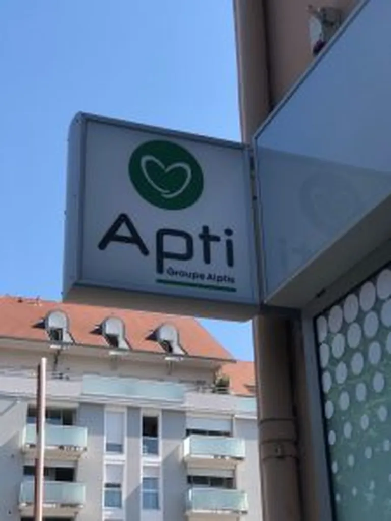 Réalisation complète de façade commerciale et enseigne extérieure sur mesure pour le cabinet d’assurance Apti à Voiron en Isère