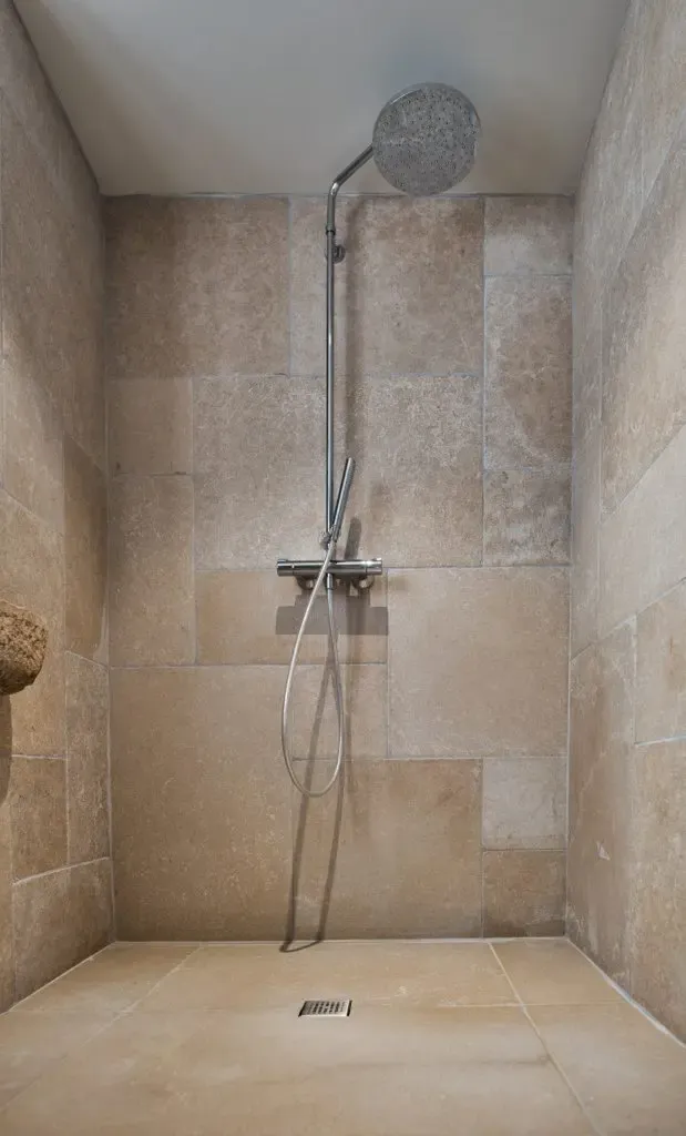 Pierre naturelle pour salle de bain : receveurs de douche, vasques et baignoires sur mesure