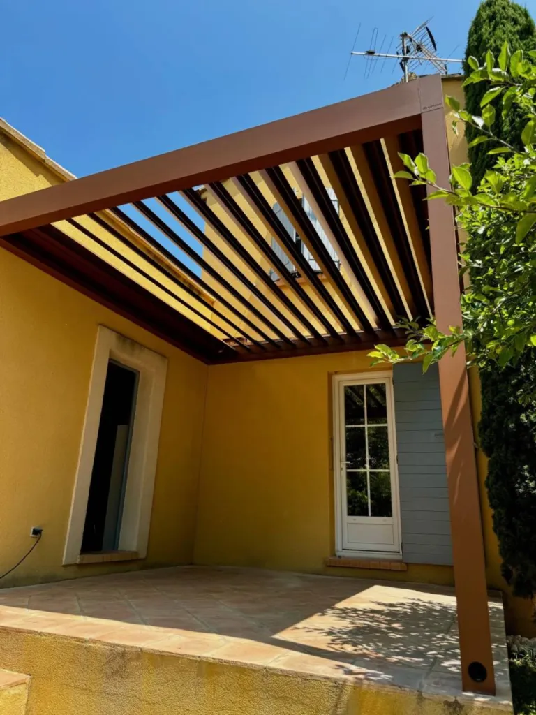 Installation d'une pergola avec des lames aspect faux bois à Pélissanne (13)##https://renson.rossipro.fr/details-pergola+renson+algarve+adossee+alliance+bois+et+modernite-733