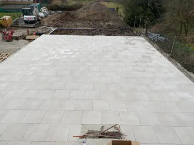 Pose de dalle pour une terrasse extérieure d'une maison à Strasbourg 