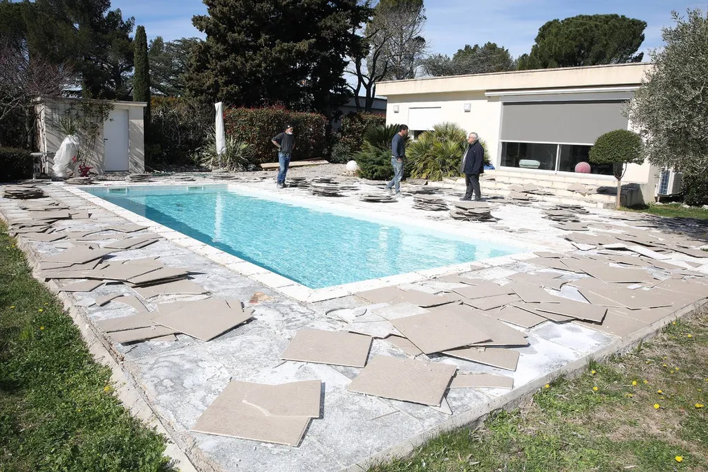 Restauration et rénovation d'une piscine en béton à Carnoux en Provence