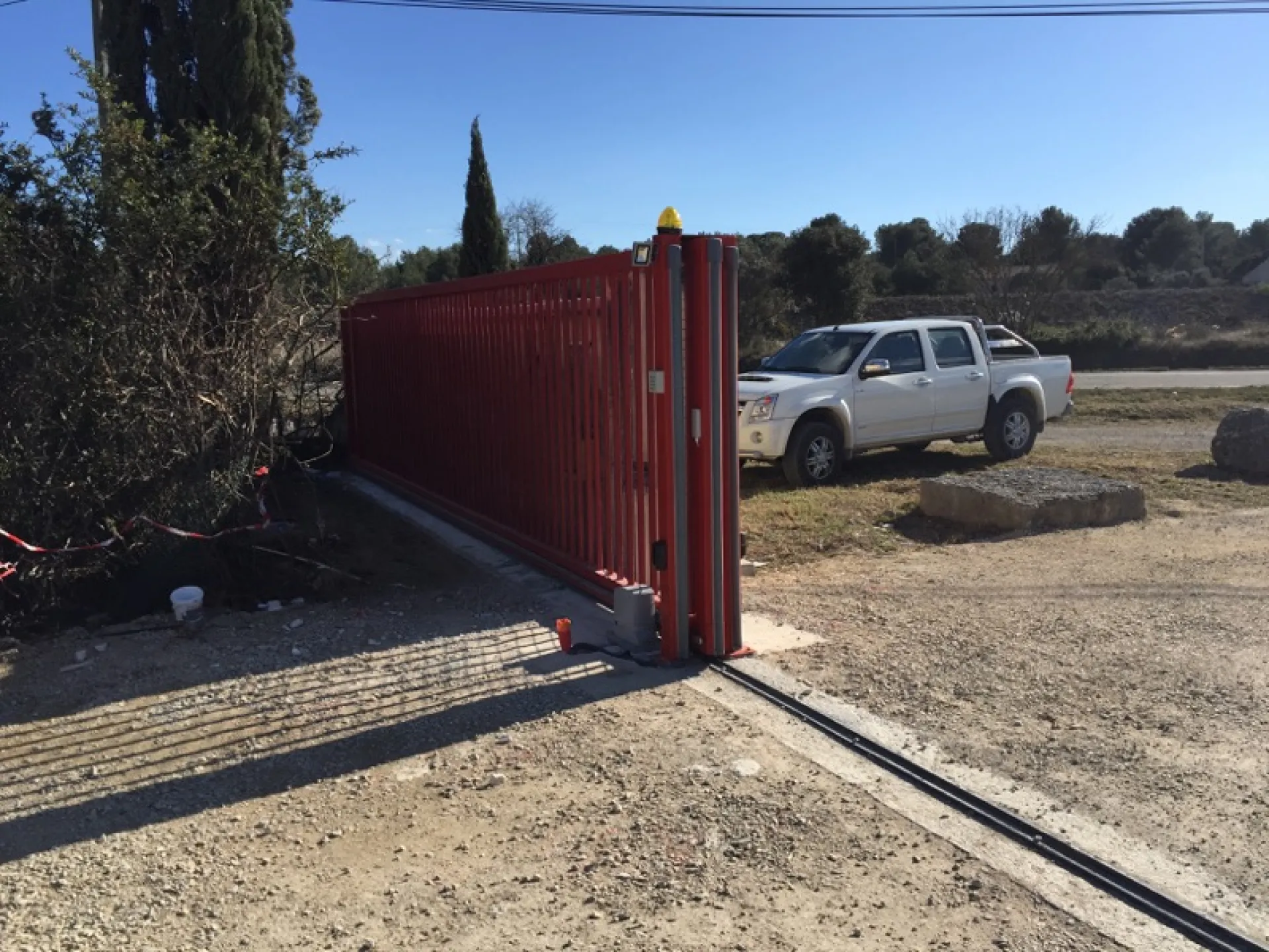 FABRICATION ET POSE PORTAIL INDUSTRIEL MOTORISE FABRIQUE SUR MESURE DANS LE 13