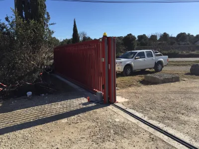 FABRICATION ET POSE PORTAIL INDUSTRIEL MOTORISE FABRIQUE SUR MESURE DANS LE 13