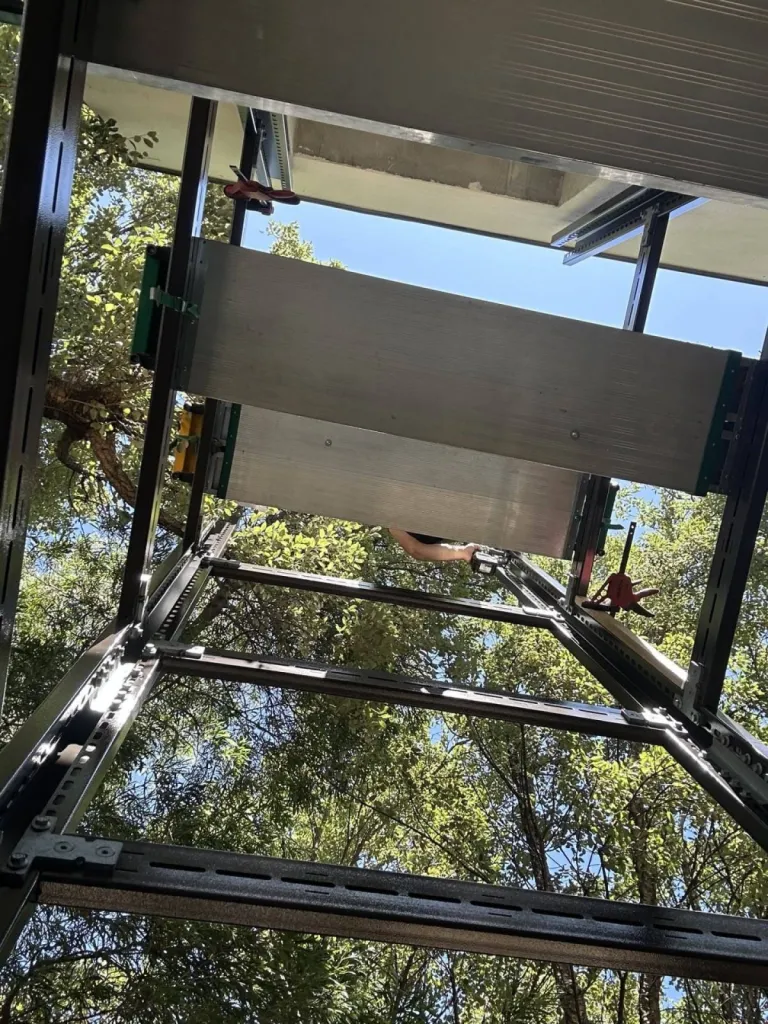 Le pas à pas 1 = montage de la structure autoportante lors de l'installation d'un élévateur VIMEC ARIA en pylône dans le Golfe de Saint Tropez