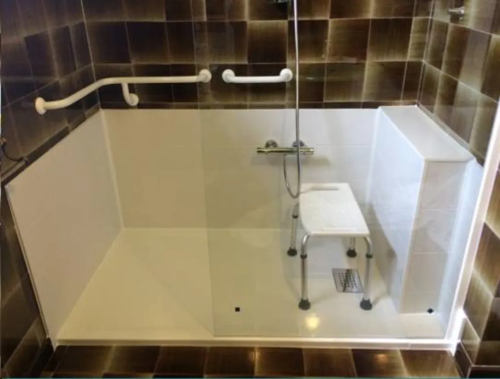 Remplacement baignoire par douche senior sécurisée