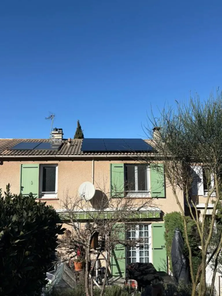 Installation de 6 panneaux solaires DualSun 500W sur toiture en tuiles mécaniques avec onduleur Enphase à Aubagne pour réduire sa facture d’électricité