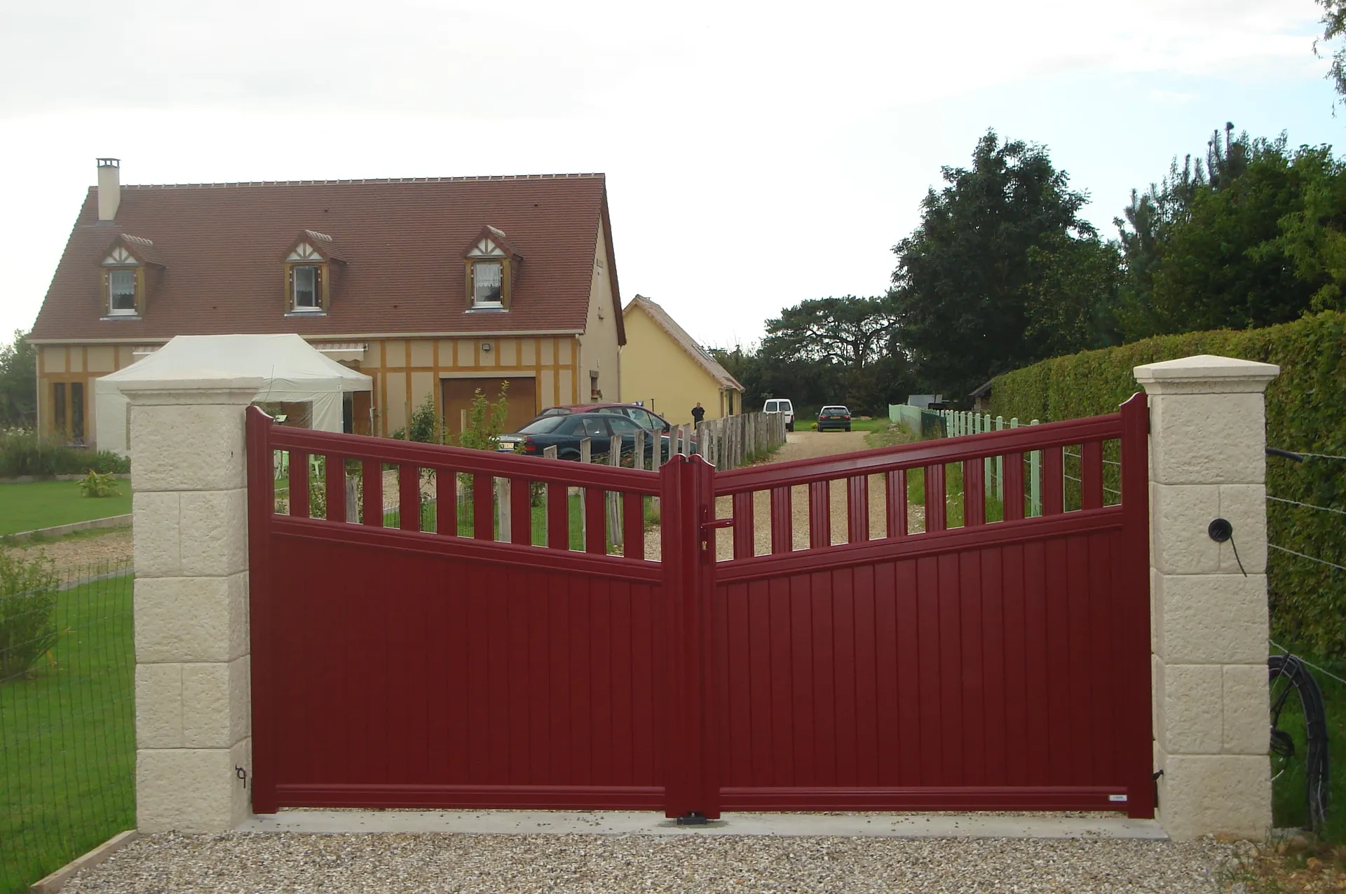 Installation de Portail en aluminium Battant, Modèle Esthétique Classique, Teintes Originales Sur-Mesure à Yvetot en Seine-Maritime 76 et Fauville-en-Caux