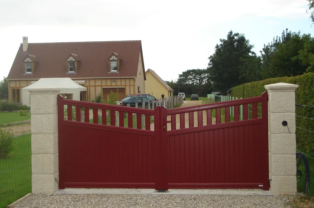 Installation de Portail en aluminium Battant, Modèle Esthétique Classique, Teintes Originales Sur-Mesure à Yvetot en Seine-Maritime 76 et Fauville-en-Caux