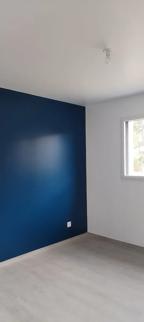 Peinture intérieure d' une maison finition veloutée avec murs de couleur et décoration de triangle symétrique entre Lillebonne  et Port Jérôme 
