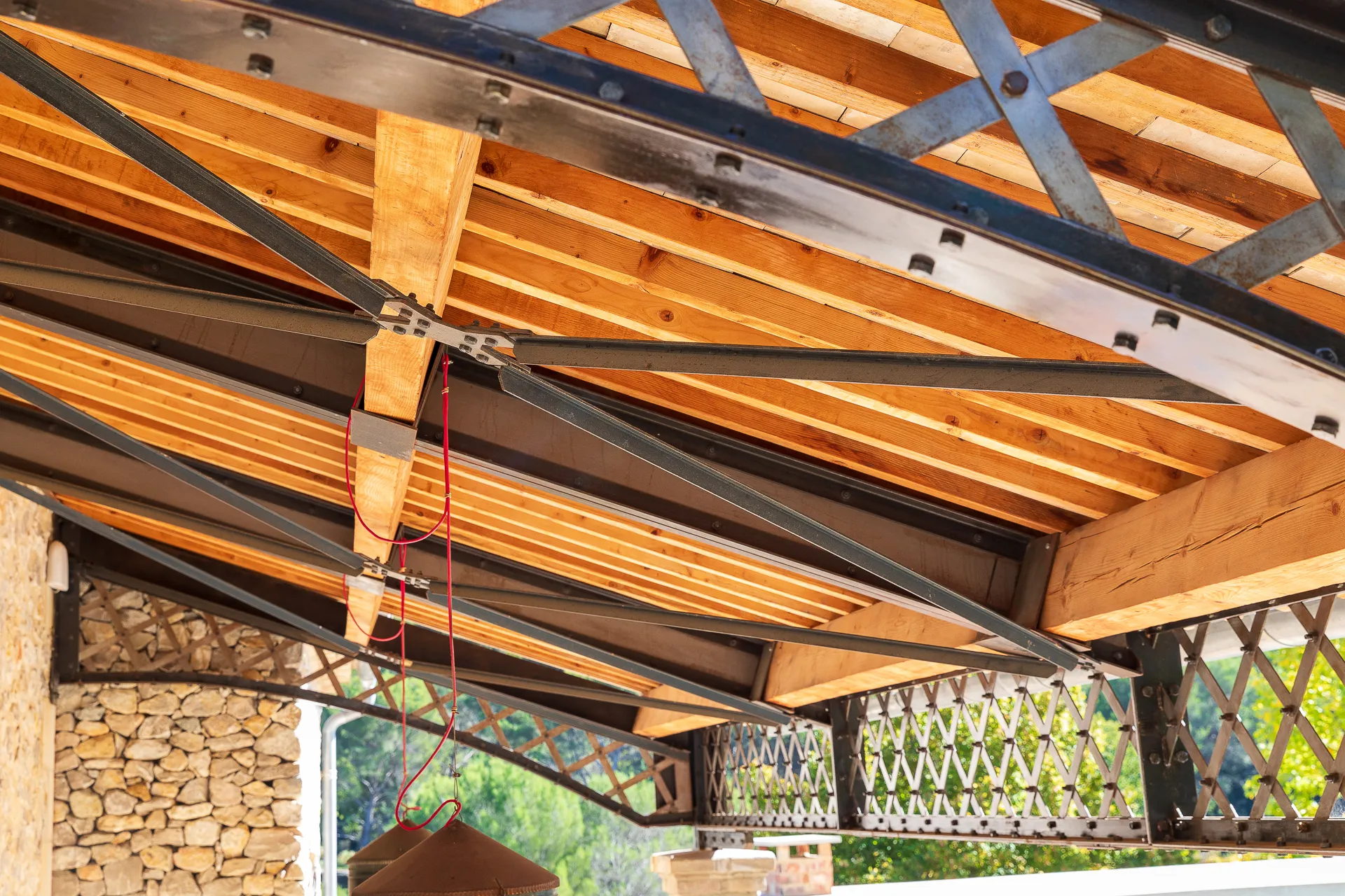 charpente métal et bois d'une terrasse 13300 Salon-de-Provence