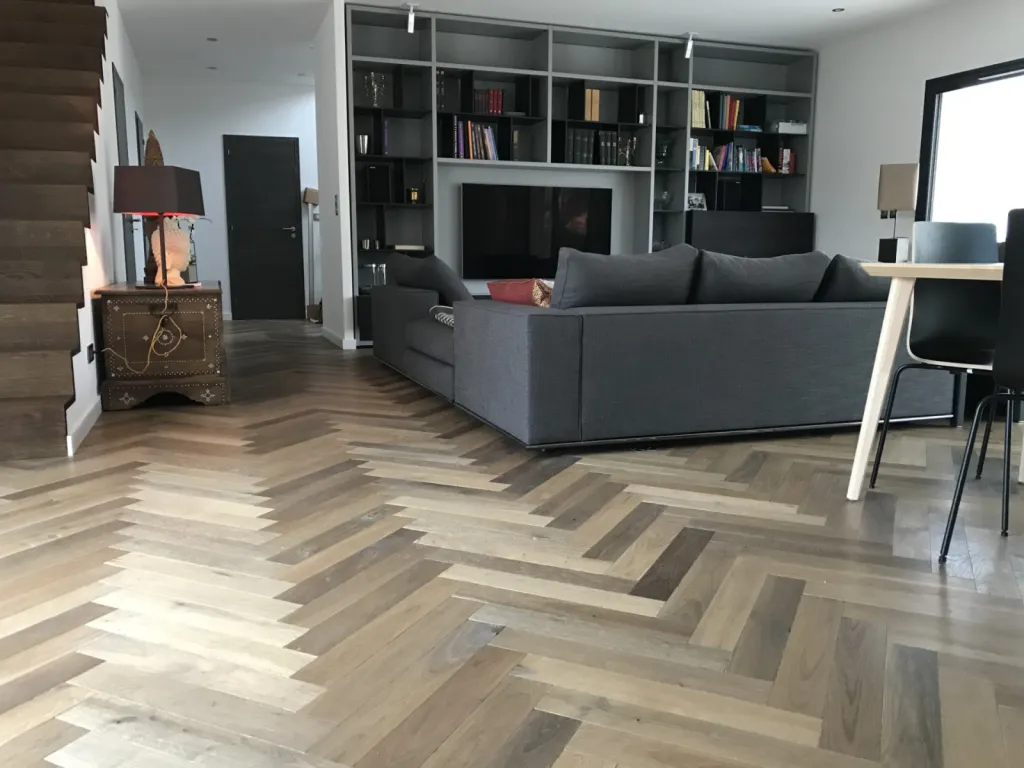 Pose de parquet collée en bâton rompu