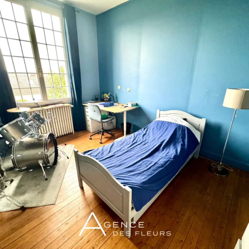 A vendre magnifique demeure anglo-normande de 197 m² habitables édifiée sur un terrain de 2350 m² sur la commune de ST PIERRE LES ELBEUF