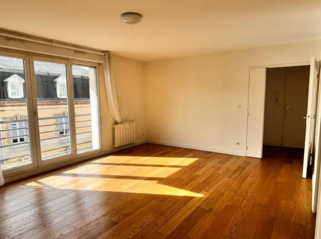 Beau studio en location de 70m², situé rue du champ des oiseaux à Bois Guillaume, 922€ charges comprises