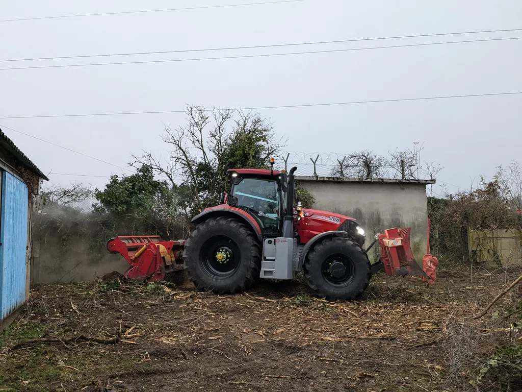 Broyage de souche avec un tracteur forestier à Rillieux-la-Pape dans l'ouest lyonnais sur un site SEVESO