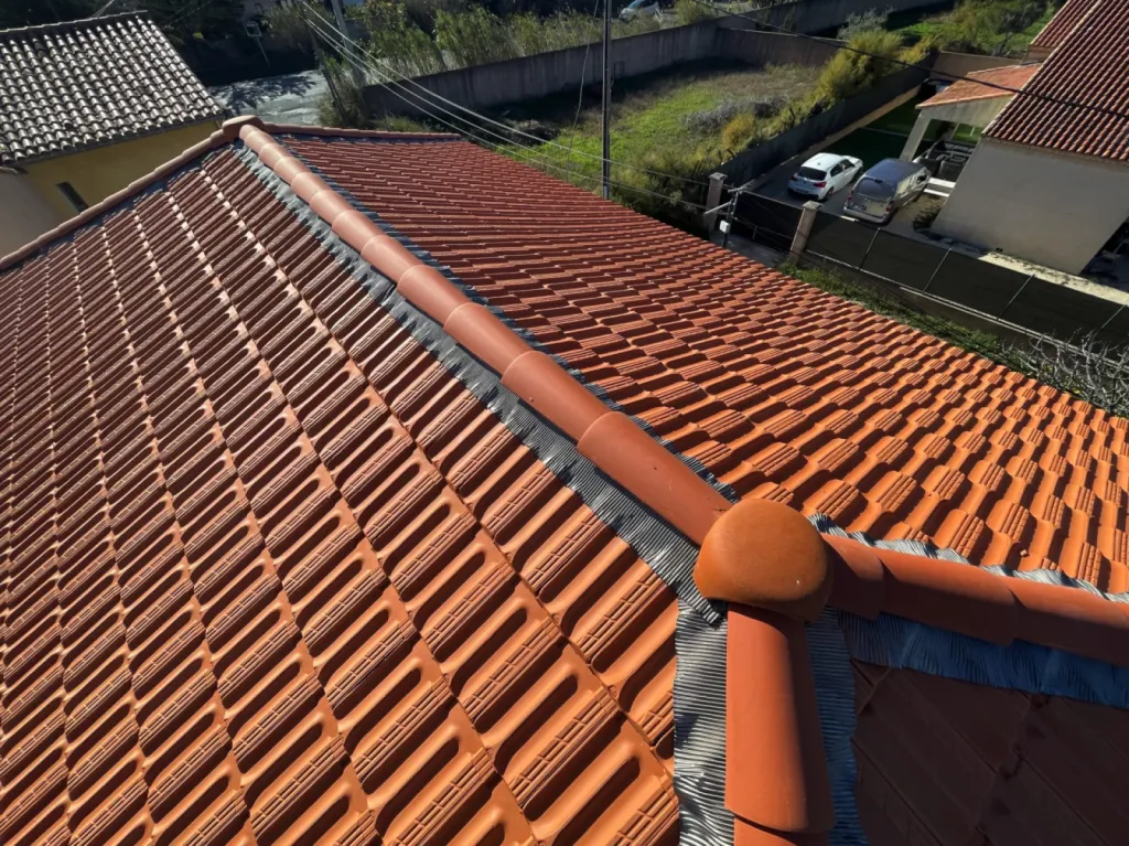 Intervention des couvreurs sur un changement de toiture de maison sur Châteauneuf-les-Martigues près de Martigues