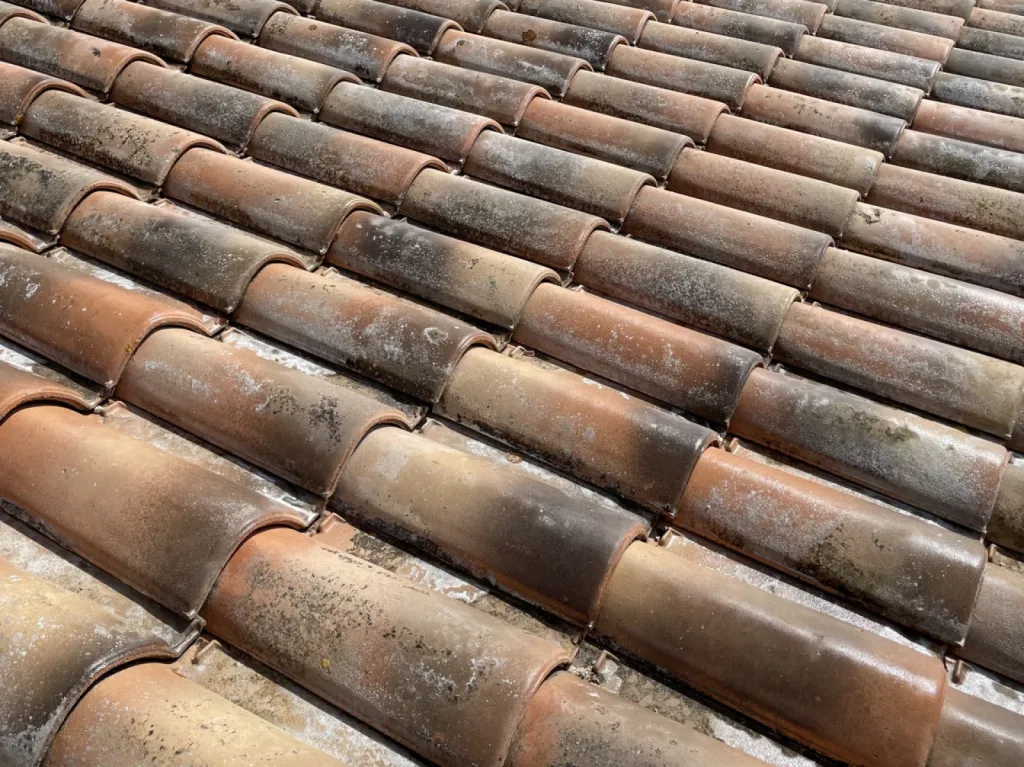 nettoyage et traitement des tuiles d’une toiture de maison sur Saint Victoret près de Martigues