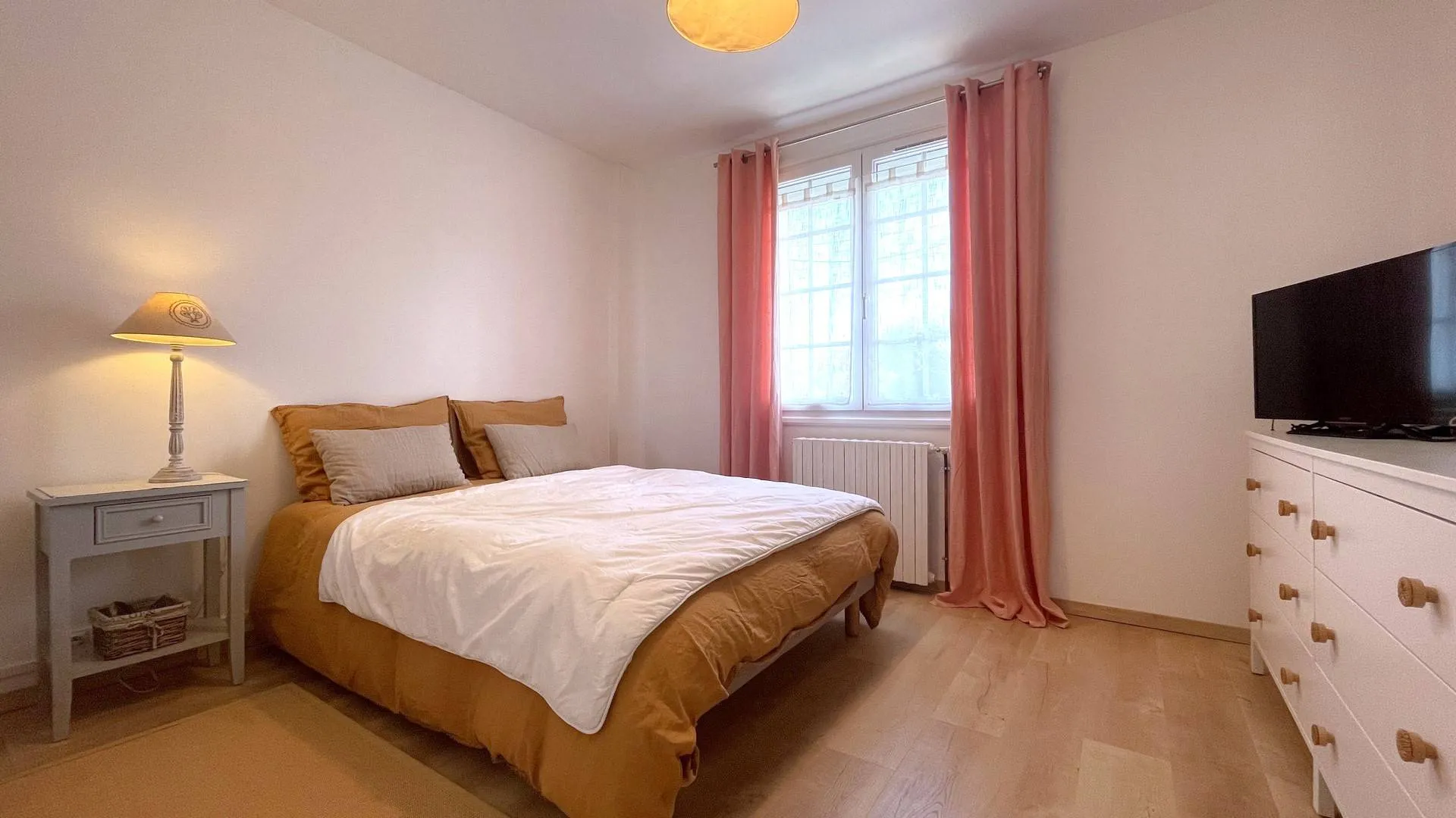 Maison proche centre-ville de Dieppe à vendre : Avec sa proximité immédiate des commodités et du centre-ville de Dieppe, cette maison est idéale pour un mode de vie urbain et pratique.