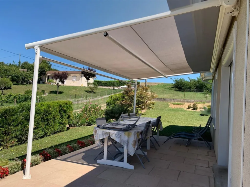 pergola alu Galaxie avec toile rétractable motorisée à Estrablin près de Vienne dans l'Isère par 3 Baies
