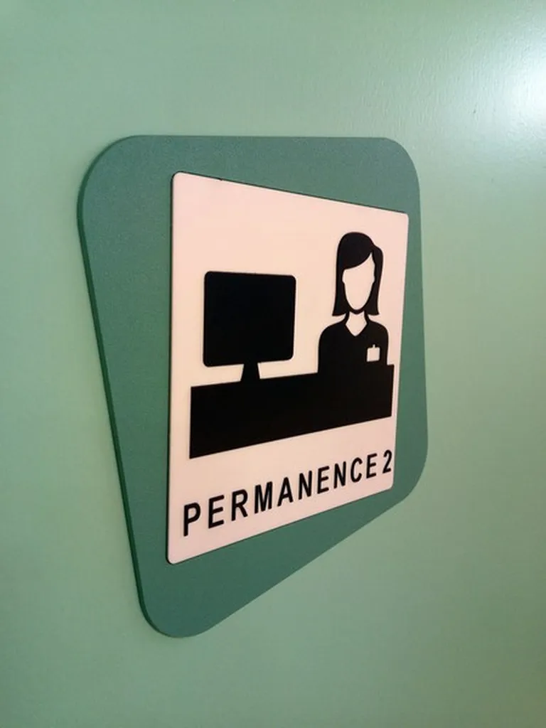 Conception de plaques en relief pour établissement scolaire à Valence dans la Drôme : signalétique accessible pour élèves malvoyants