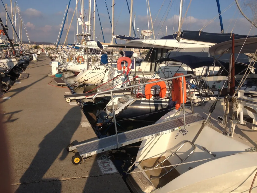 GARDE CORPS FABRIQUES SUR MESURE POUR  BATEAU DANS LES BOUCHES DU RHONE