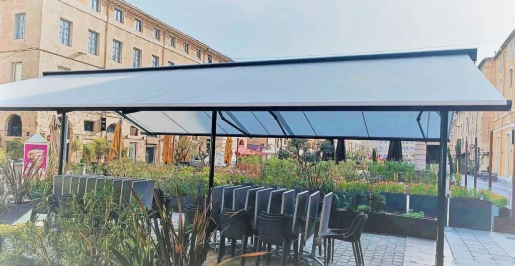 pose de store grande dimensions pour terrasse restaurant avignon