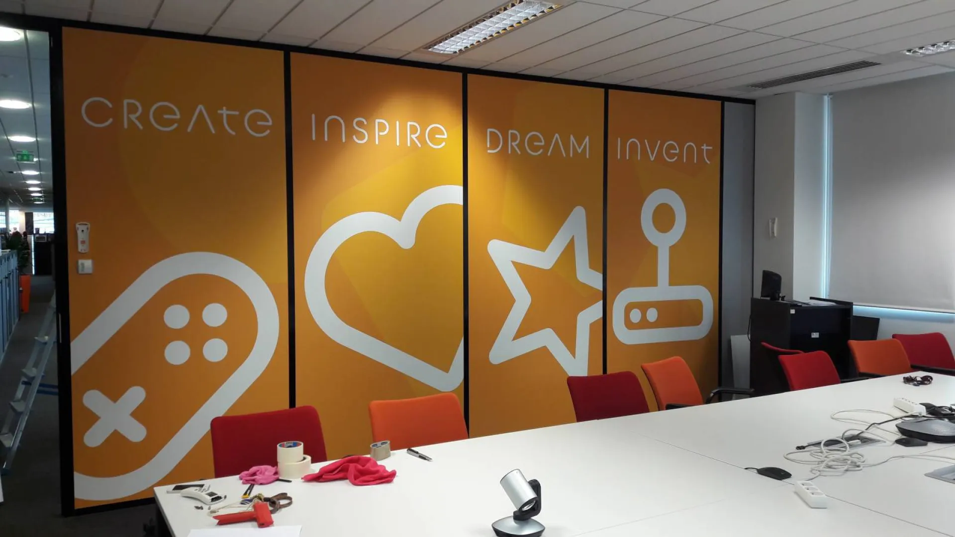 Impression et pose de papier peint personnalisé et sur mesure À Lyon et sur toute la France